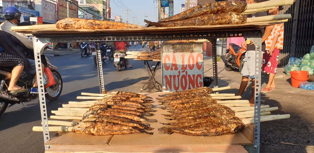 'Phố cá lóc nướng' Sài Gòn đông nghịt người ngày vía Thần tài ảnh 6