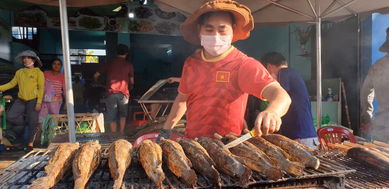 'Phố cá lóc nướng' Sài Gòn đông nghịt người ngày vía Thần tài ảnh 4