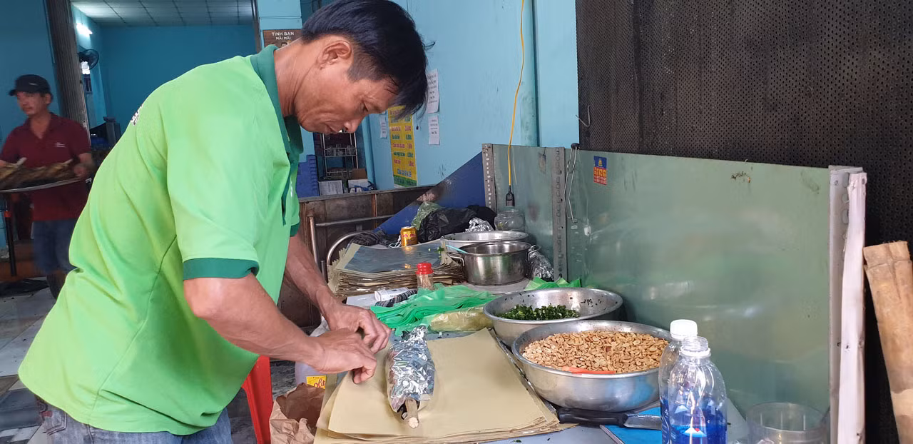 'Phố cá lóc nướng' Sài Gòn đông nghịt người ngày vía Thần tài ảnh 16