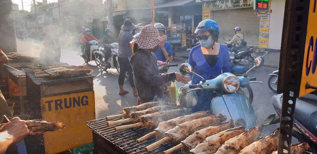 'Phố cá lóc nướng' Sài Gòn đông nghịt người ngày vía Thần tài ảnh 5