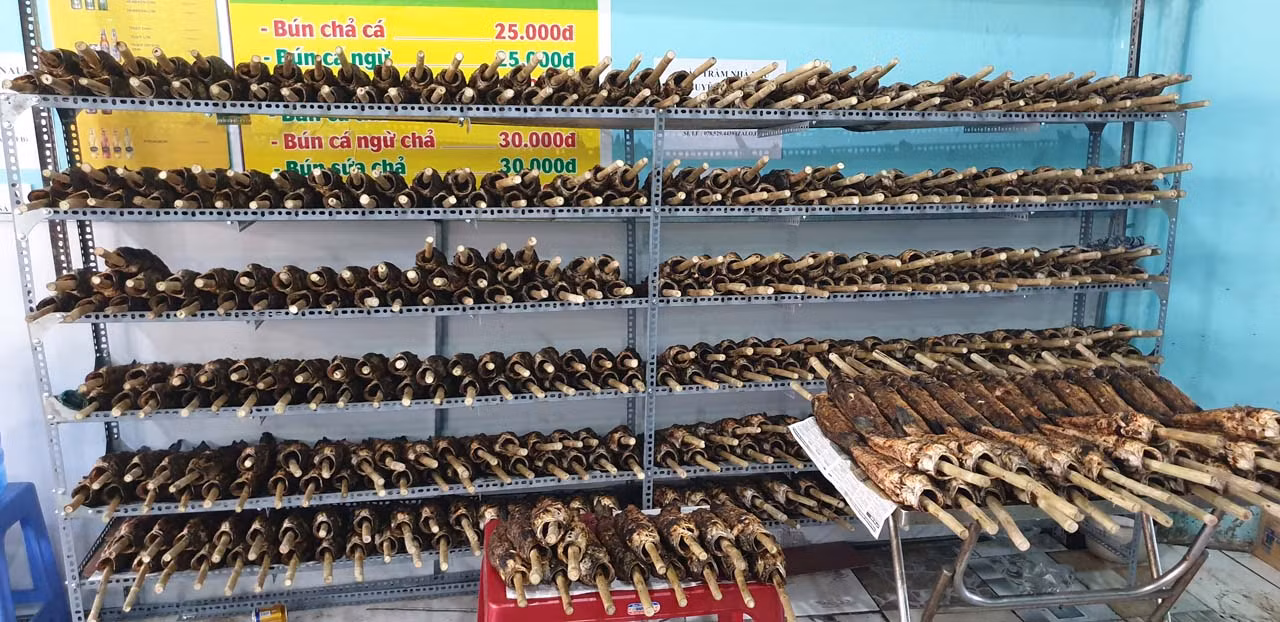'Phố cá lóc nướng' Sài Gòn đông nghịt người ngày vía Thần tài ảnh 17