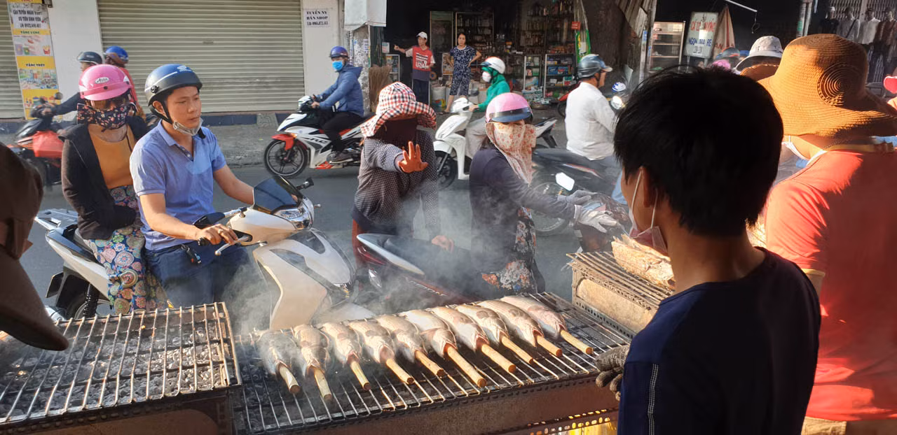 'Phố cá lóc nướng' Sài Gòn đông nghịt người ngày vía Thần tài ảnh 12
