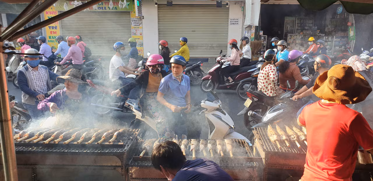 'Phố cá lóc nướng' Sài Gòn đông nghịt người ngày vía Thần tài ảnh 13