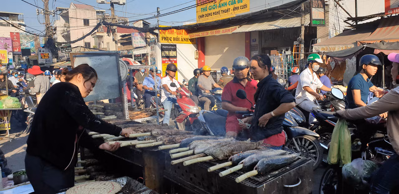 'Phố cá lóc nướng' Sài Gòn đông nghịt người ngày vía Thần tài ảnh 7