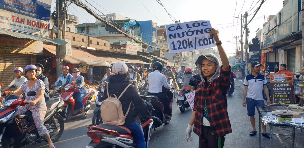 'Phố cá lóc nướng' Sài Gòn đông nghịt người ngày vía Thần tài ảnh 9