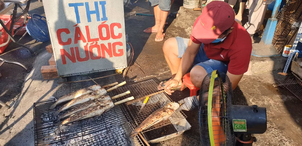 'Phố cá lóc nướng' Sài Gòn đông nghịt người ngày vía Thần tài ảnh 10