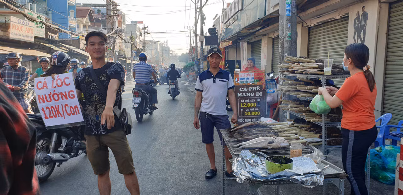'Phố cá lóc nướng' Sài Gòn đông nghịt người ngày vía Thần tài ảnh 8