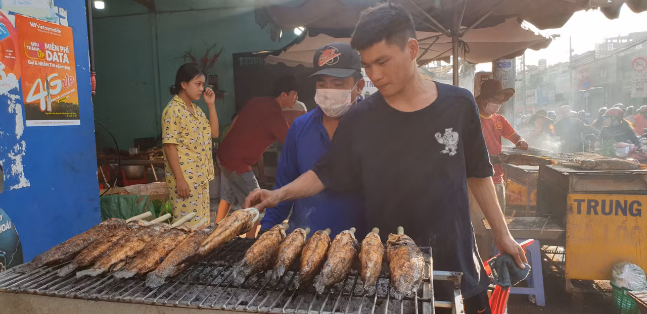 'Phố cá lóc nướng' Sài Gòn đông nghịt người ngày vía Thần tài ảnh 2