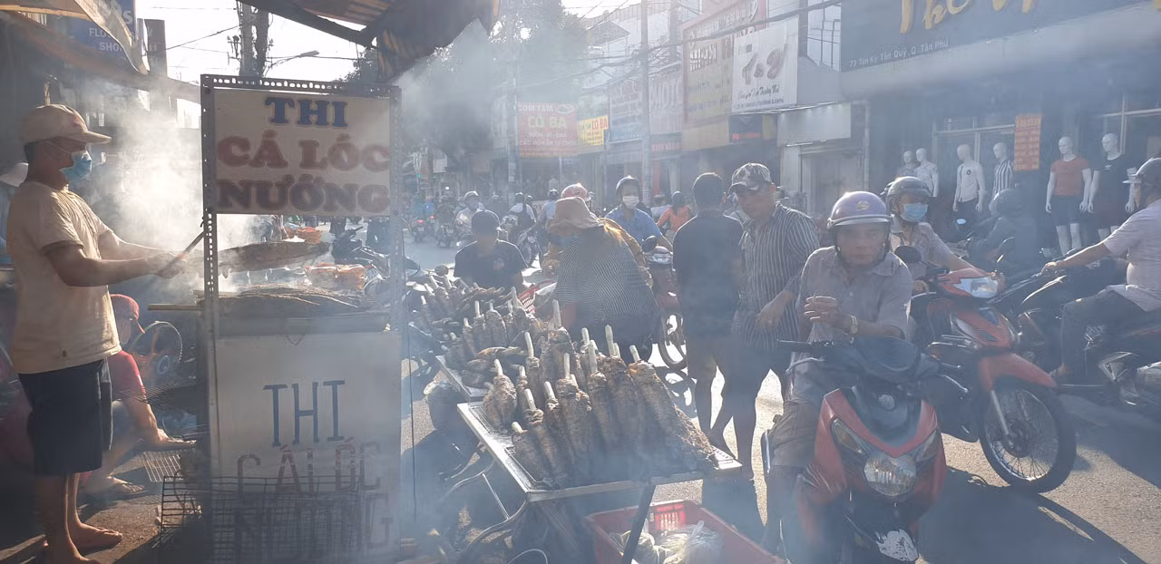 'Phố cá lóc nướng' Sài Gòn đông nghịt người ngày vía Thần tài ảnh 15