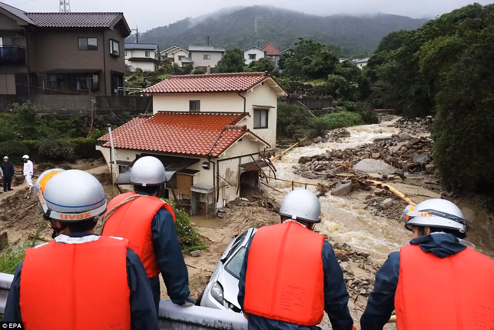 Thảm cảnh lũ lụt, lở đất khiến 141 người thiệt mạng ở Nhật Bản ảnh 9