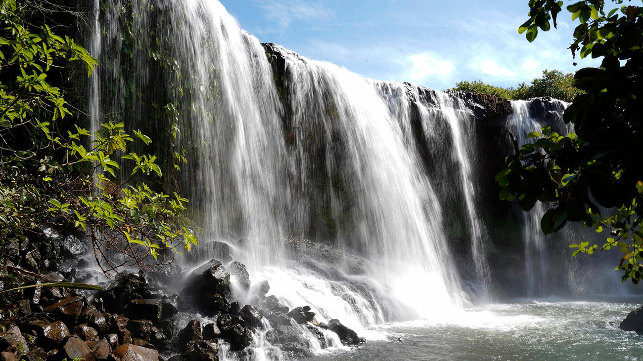 Nước trút xuống như những mái tóc của người con gái.
