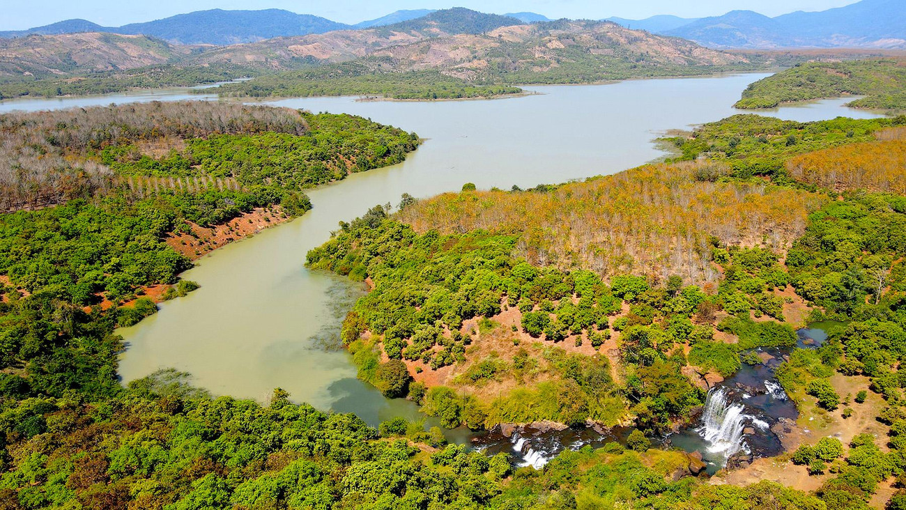 Thác Mơ nằm trên một nhánh của dòng sông Pô Kô.
