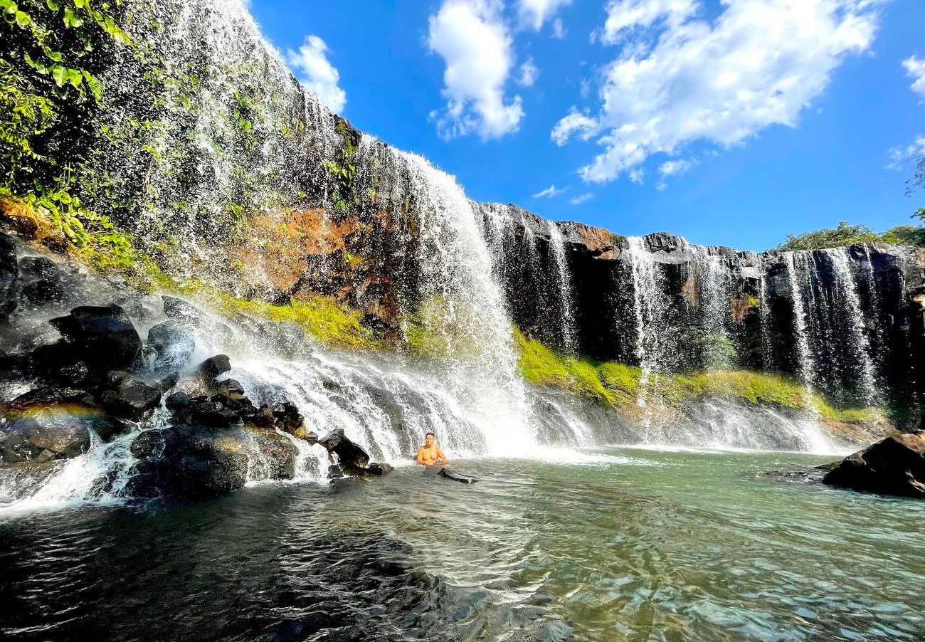 Dòng nước trong veo, mát lạnh, bao quanh là rừng cây khiến nơi đây mang vẻ đẹp hoang sơ, mạnh mẽ.