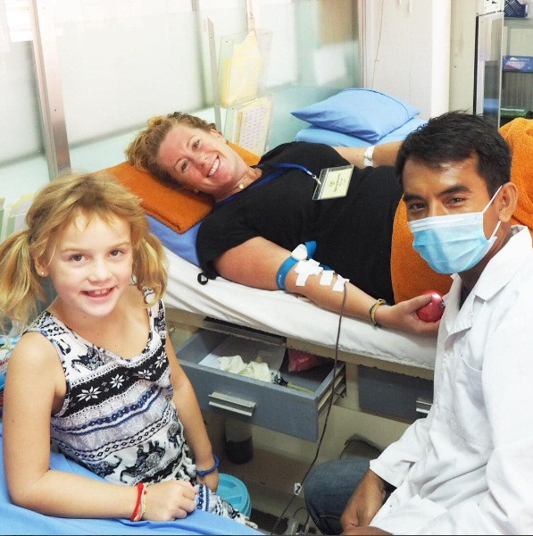 Chị Evie còn tham gia hiến máu ở bệnh viện Nhi Angkor, Siêm Riệp, Campuchia. Bà mẹ nghỉ việc đưa con gái 6 tuổi du lịch khắp thế giới ảnh 19