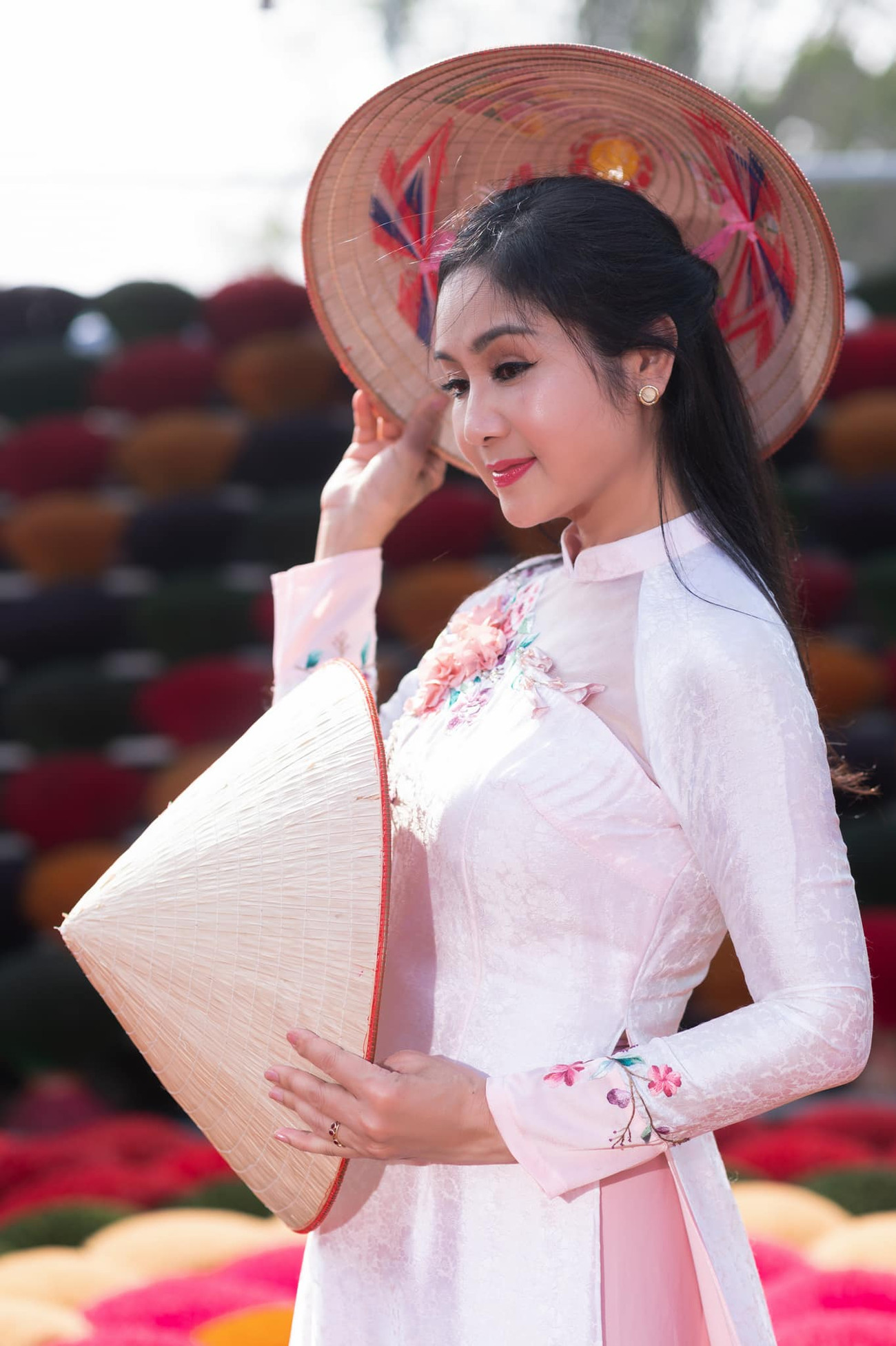 Về bí quyết giữ nhan sắc, NSND Thu Hà cho biết cô chủ yếu chăm sóc tại nhà, không chú trọng vào giá tiền của mỹ phẩm mà lựa chọn loại phù hợp với da của mình. Bên cạnh đó, cần giữ tư tưởng thoải mái, cân bằng cuộc sống, buông bỏ những chuyện buồn, căng thẳng.