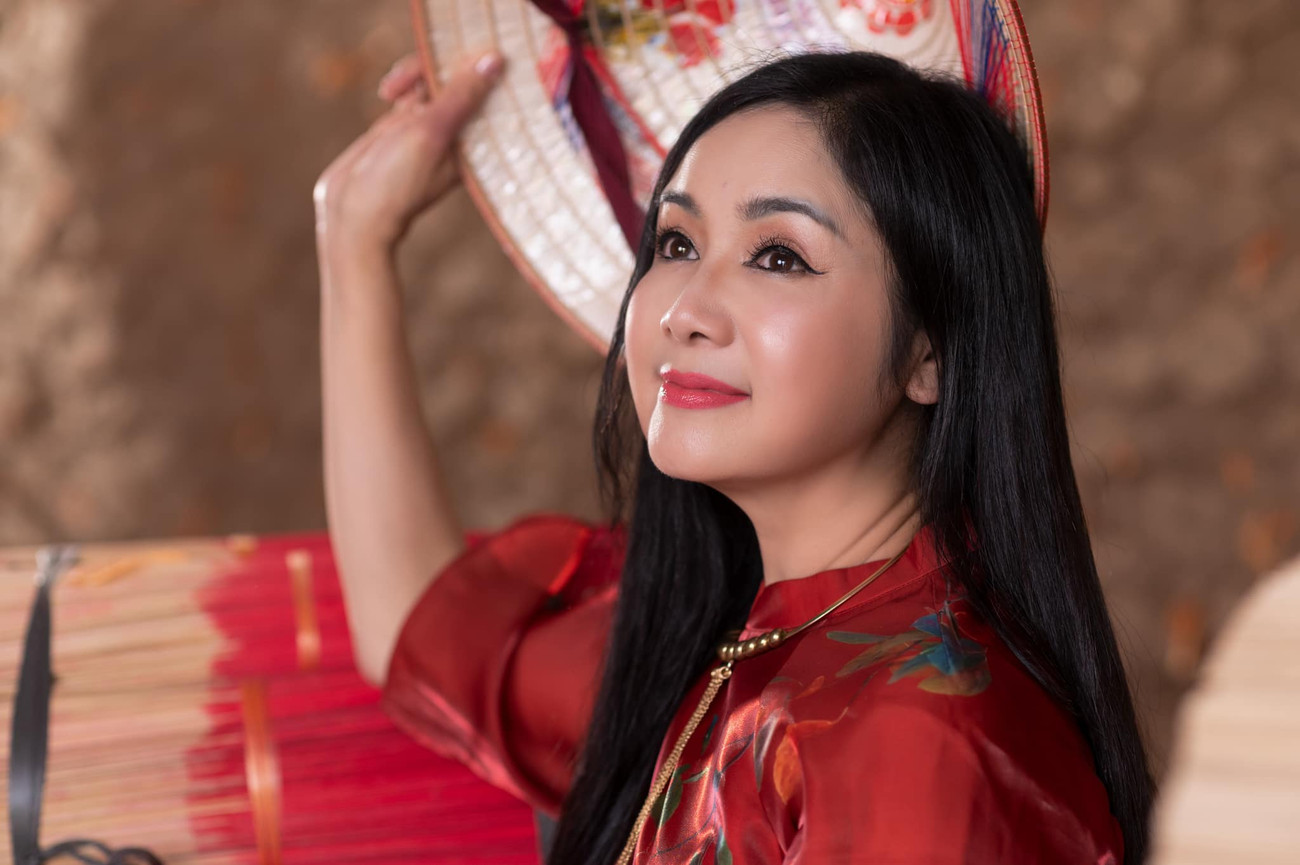 NSND Thu Hà được khán giả ưu ái với nhiều danh xưng như “lá ngọc cành vàng”, “nữ hoàng ảnh lịch” hay “khuôn vàng thước ngọc”.