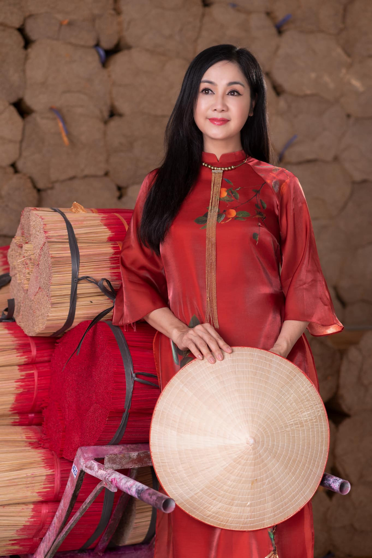 Về bí quyết giữ nhan sắc, NSND Thu Hà cho biết cô chủ yếu chăm sóc tại nhà, không chú trọng vào giá tiền của mỹ phẩm mà lựa chọn loại phù hợp với da của mình. Bên cạnh đó, cần giữ tư tưởng thoải mái, cân bằng cuộc sống, buông bỏ những chuyện buồn, căng thẳng.