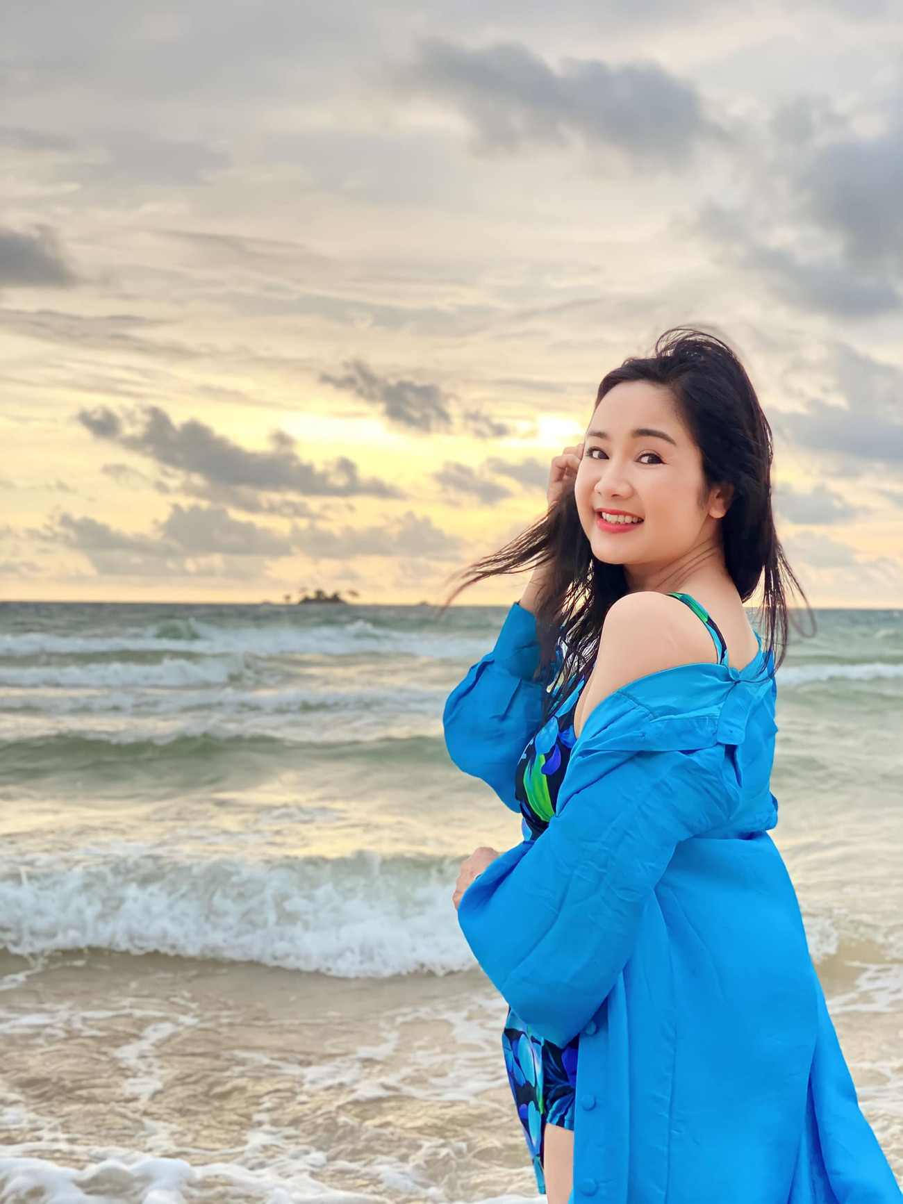 NSND Thu Hà không ngại thừa nhận mình có sử dụng phần mềm khi chụp ảnh đời thường. “Chúng tôi vẫn hay đùa vui đó là phần mềm chống nhục. Tuy nhiên, câu chuyện sử dụng phần mềm chỉnh ảnh đã quá phổ biến với tất cả mọi người, nó không có gì xấu cả”.