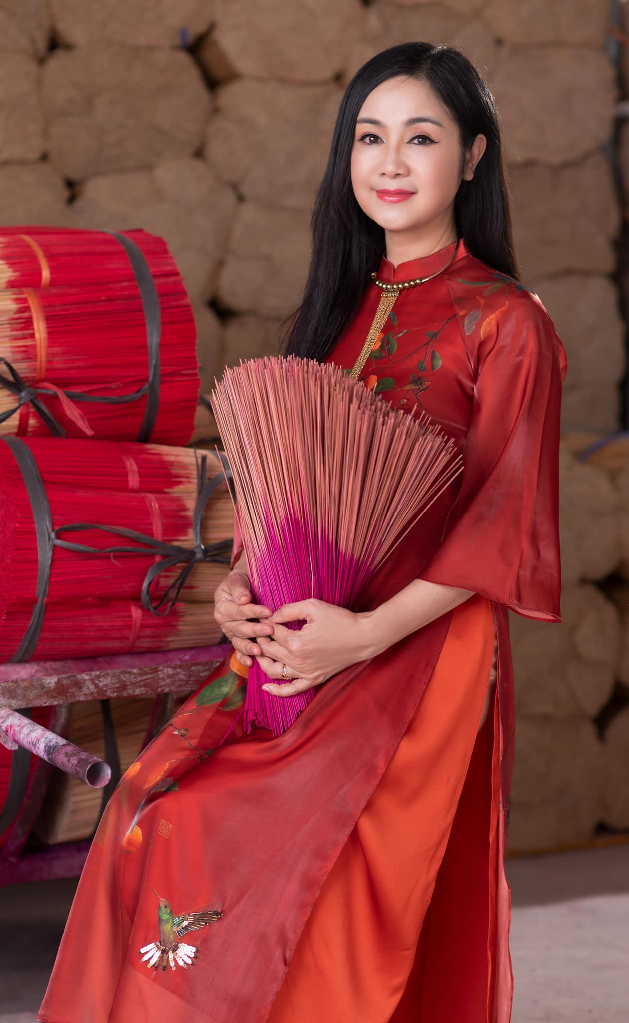 Về bí quyết giữ nhan sắc, NSND Thu Hà cho biết cô chủ yếu chăm sóc tại nhà, không chú trọng vào giá tiền của mỹ phẩm mà lựa chọn loại phù hợp với da của mình. Bên cạnh đó, cần giữ tư tưởng thoải mái, cân bằng cuộc sống, buông bỏ những chuyện buồn, căng thẳng.