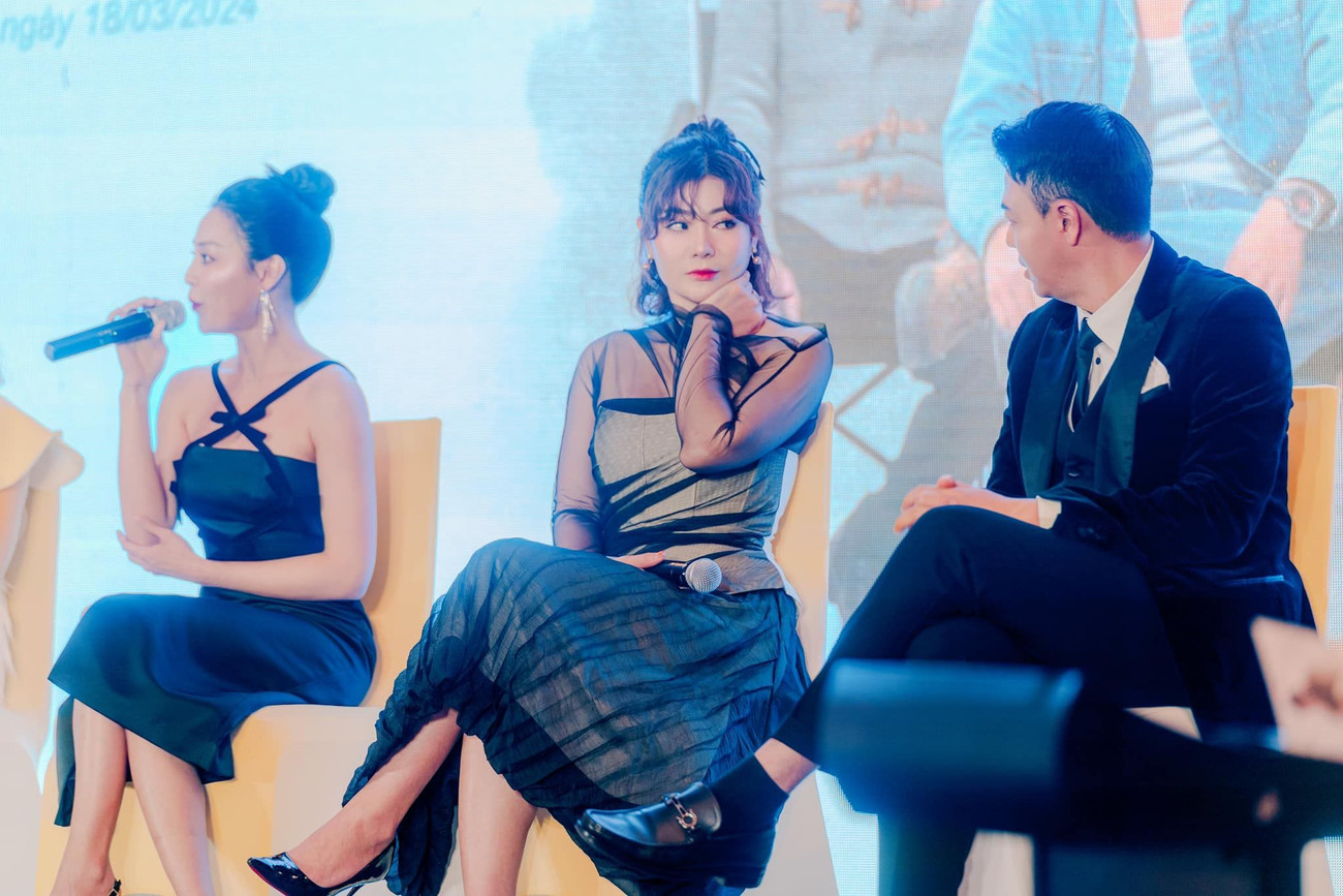 Thanh Hương và Tuấn Tú trong họp báo ra mắt phim Người một nhà.