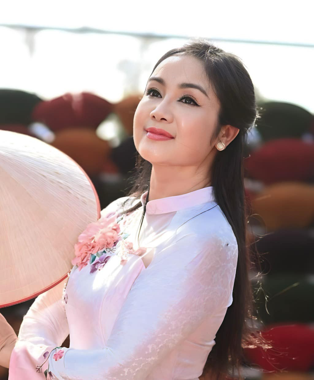 Về bí quyết giữ nhan sắc, NSND Thu Hà cho biết cô chủ yếu chăm sóc tại nhà, không chú trọng vào giá tiền của mỹ phẩm mà lựa chọn loại phù hợp với da của mình. Bên cạnh đó, cần giữ tư tưởng thoải mái, cân bằng cuộc sống, buông bỏ những chuyện buồn, căng thẳng.