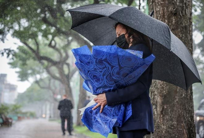 Phó Tổng thống Mỹ Kamala Harris đặt chân tới Hà Nội tối 24/8, bắt đầu chuyến thăm chính thức Việt Nam đến ngày 26/8. Đây là chuyến thăm đầu tiên của một phó tổng thống Mỹ đương nhiệm đến Việt Nam và cũng là chuyến thăm đầu tiên của bà Harris tới khu vực Đông Nam Á. (Ảnh: Reuters) Phó Tổng thống Mỹ Kamala Harris đặt chân tới Hà Nội tối 24/8, bắt đầu chuyến thăm chính thức Việt Nam đến ngày 26/8. Đây là chuyến thăm đầu tiên của một phó tổng thống Mỹ đương nhiệm đến Việt Nam và cũng là chuyến thăm đầu tiên của bà Harris tới khu vực Đông Nam Á. (Ảnh: Reuters)