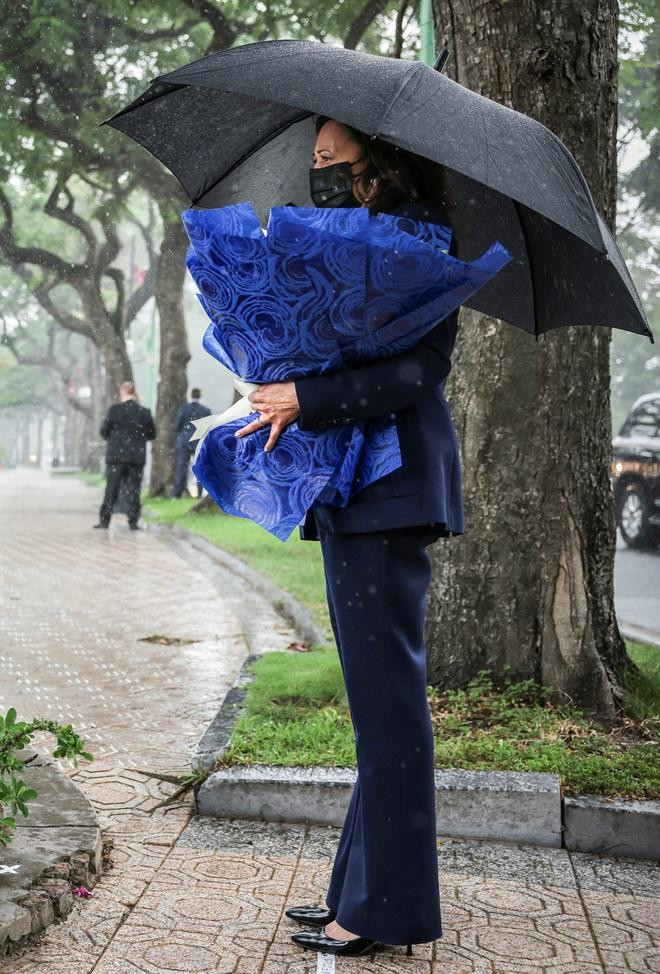 Tại cuộc làm việc với Thủ tướng Chính phủ Phạm Minh Chính vào sáng nay, Phó Tổng thống Harris thông báo, Mỹ sẽ hỗ trợ Việt Nam thêm một triệu liều vắc xin COVID-19, nâng tổng số vắc xin mà Mỹ tặng Việt Nam từ trước tới nay lên 6 triệu liều. (Ảnh: Reuters) Tại cuộc làm việc với Thủ tướng Chính phủ Phạm Minh Chính vào sáng nay, Phó Tổng thống Harris thông báo, Mỹ sẽ hỗ trợ Việt Nam thêm một triệu liều vắc xin COVID-19, nâng tổng số vắc xin mà Mỹ tặng Việt Nam từ trước tới nay lên 6 triệu liều. (Ảnh: Reuters)