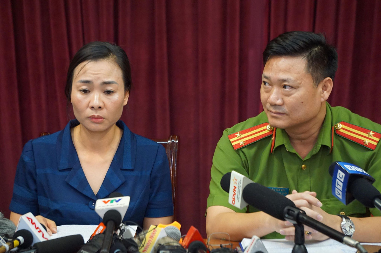 Bà Phan Thị Thu Hà, Chánh văn phòng UBND quận Cầu Giấy vừa khóc vừa cung cấp thông tin cho báo chí, ngày 6/8 đã xảy ra sự việc đau lòng tại trường quốc tế gateway. Học sinh tử vong trên ôtô đưa đón: Trường Gateway tự 'gắn mác' quốc tế? ảnh 4