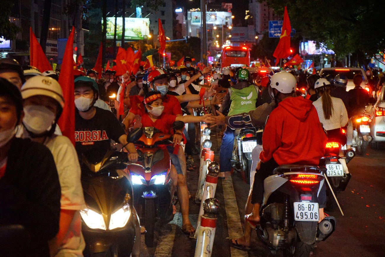 23h, khu vực trung tâm TPHCM vẫn ken cứng người &quot;đi bão&quot;