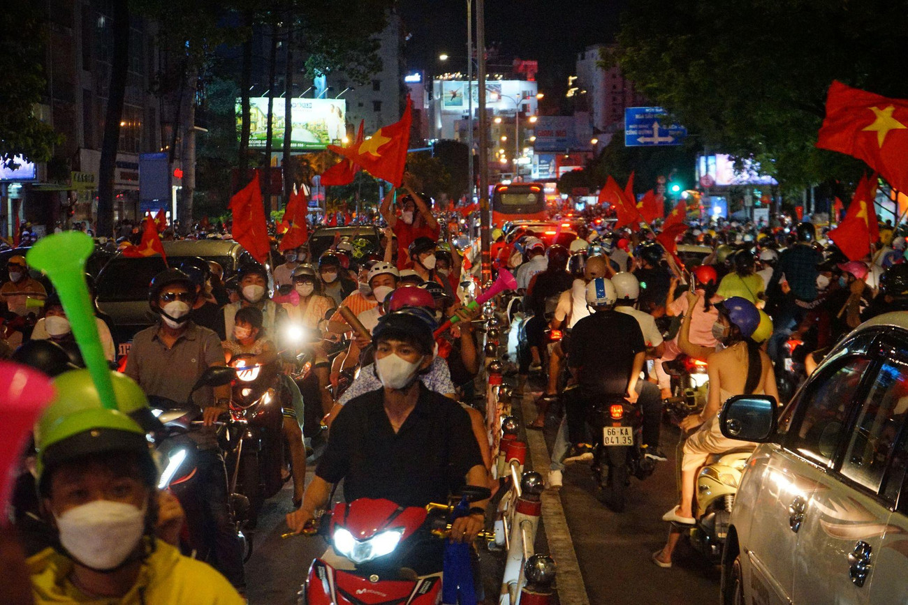 Dòng người đổ về trung tâm TPHCM mừng chiến thắng của U23 Việt Nam