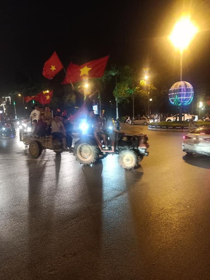 Người dân Lạng Sơn &quot;xuống đường&quot; với máy cày