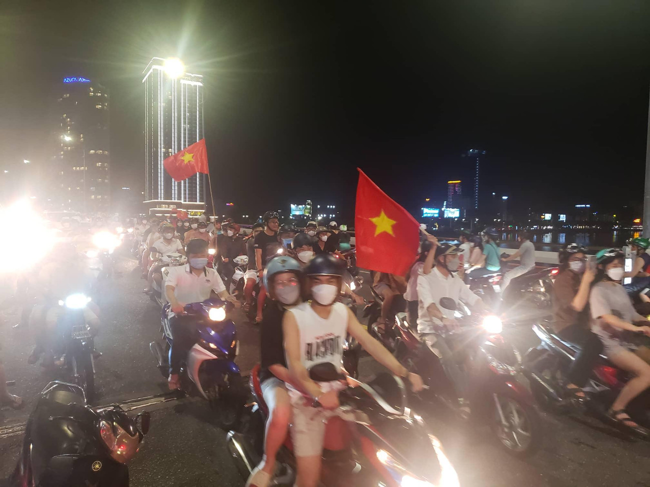 Người dân Đà Nẵng đổ ra đường mừng chiến thắng của U23 Việt Nam