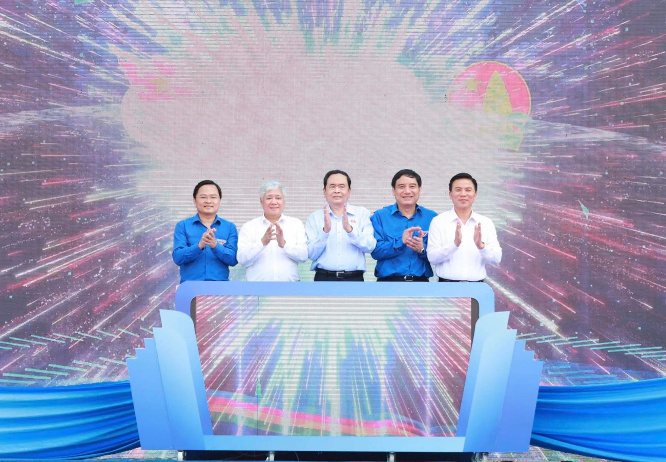 Các đại biểu thực hiện nghi thức phát động Chiến dịch Thanh niên tình nguyện hè 2022 Các đại biểu thực hiện nghi thức phát động Chiến dịch Thanh niên tình nguyện hè 2022