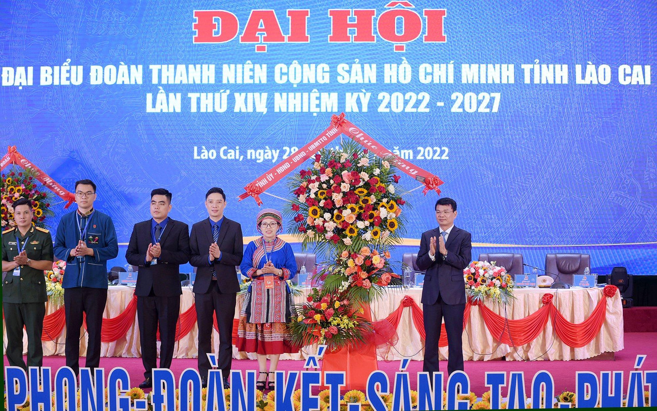 Ông Đặng Xuân Phong, Ủy viên T.Ư Đảng, Bí thư Tỉnh ủy Lào Cai tặng hoa chúc mừng Đại hội. (Ảnh: Trọng Tài) Ông Đặng Xuân Phong, Ủy viên T.Ư Đảng, Bí thư Tỉnh ủy Lào Cai tặng hoa chúc mừng Đại hội. (Ảnh: Trọng Tài)