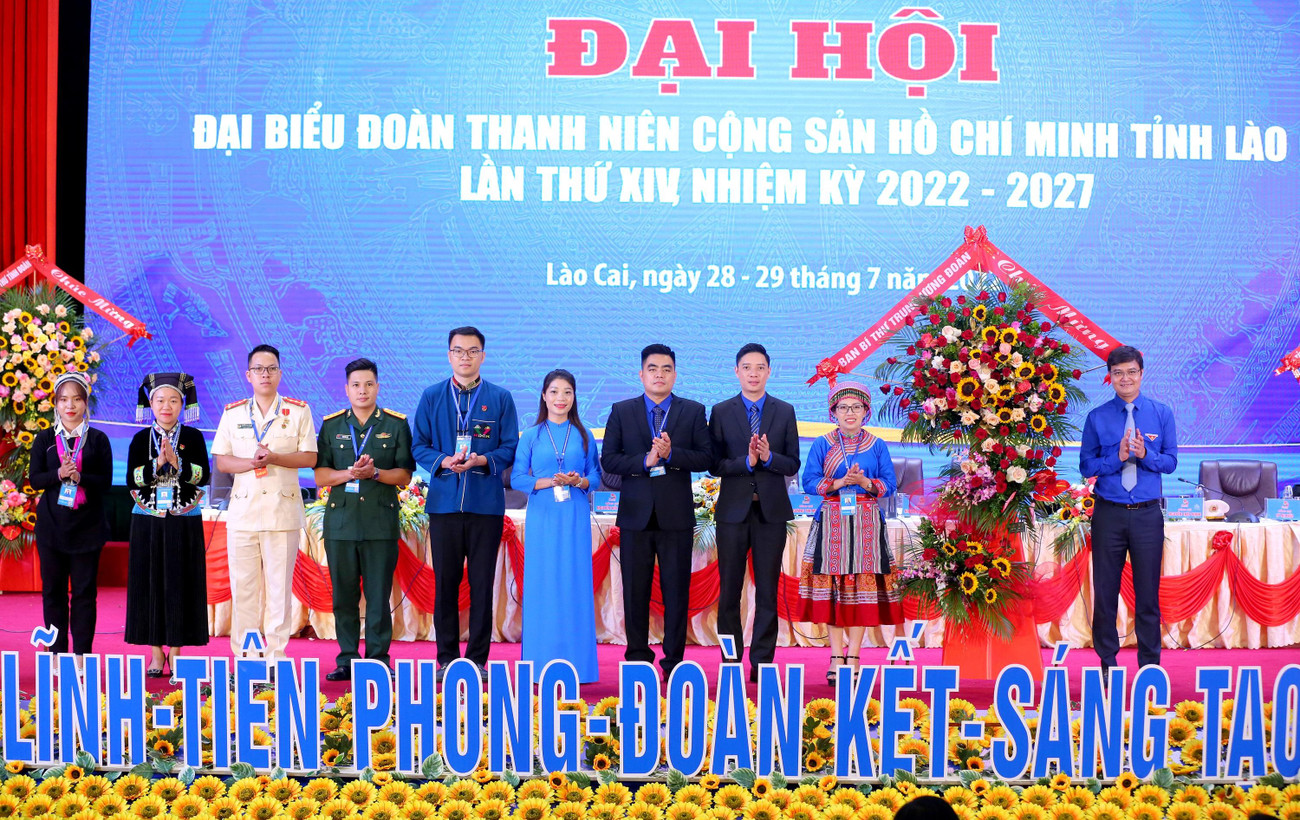 Anh Bùi Quang Huy - Ủy viên dự khuyết T.Ư Đảng, Bí thư thường trực T.Ư Đoàn tặng hoa chúc mừng Đại hội. (Ảnh: Trọng Tài) Anh Bùi Quang Huy - Ủy viên dự khuyết T.Ư Đảng, Bí thư thường trực T.Ư Đoàn tặng hoa chúc mừng Đại hội. (Ảnh: Trọng Tài)