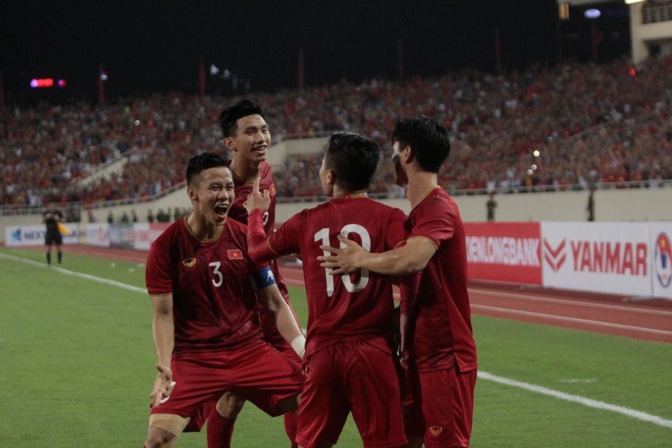 Quang Hải ăn mừng cùng Ngọc Hải. Ảnh: Duy Phạm. Quang Hải lập công, Việt Nam đánh bại Malaysia ảnh 27