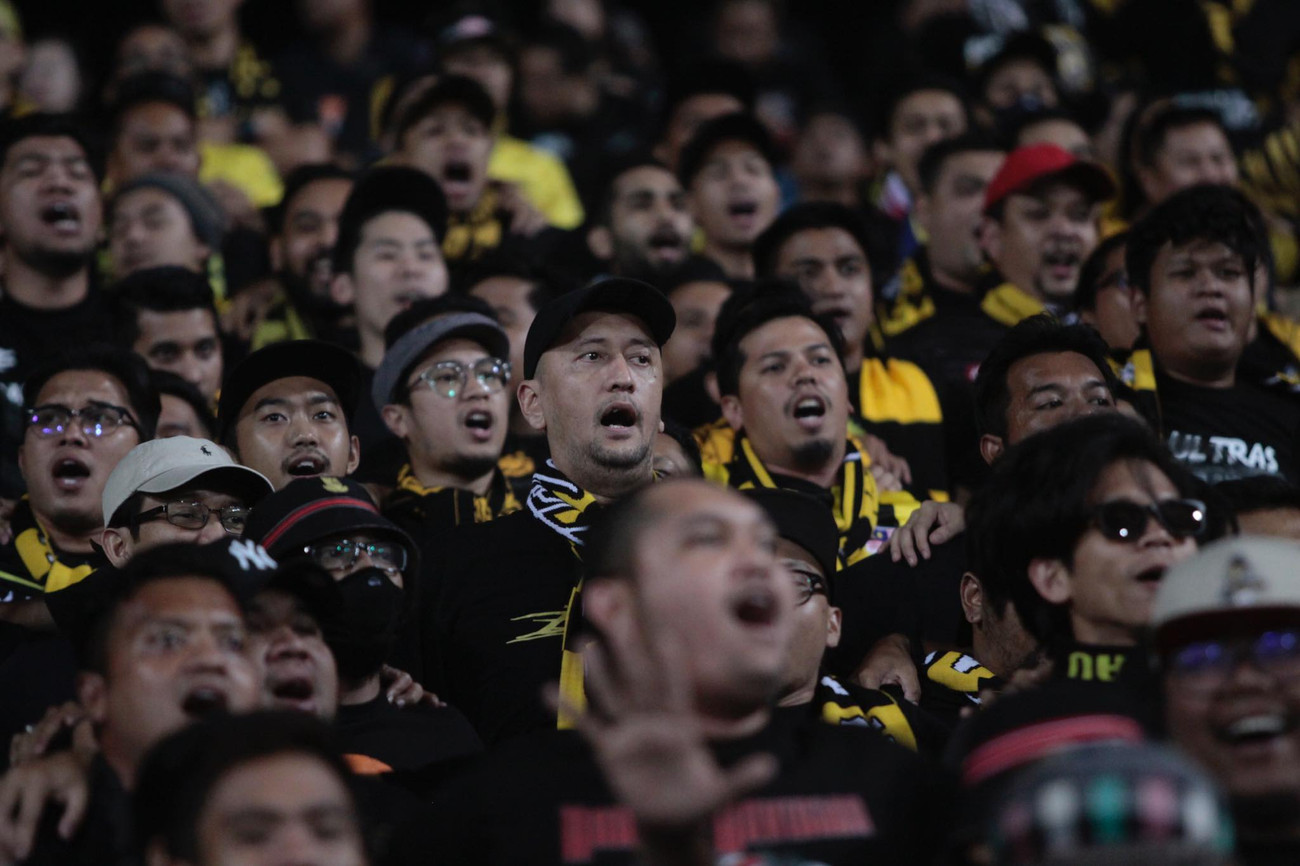 Các cổ động viên Malaysia tuy ít nhưng rất cuồng nhiệt. Ảnh: Duy Phạm Quang Hải lập công, Việt Nam đánh bại Malaysia ảnh 19