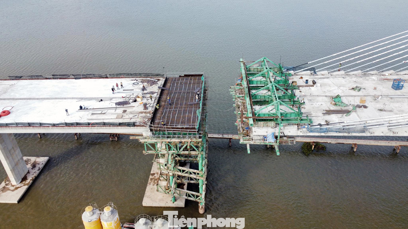 Đại diện liên danh nhà thầu cho biết, đơn vị huy động khoảng 300 lao động làm việc liên tục 3 ca/ngày, kể cả Tết dương lịch nhằm sớm hợp long các nhịp chính cầu. Dự kiến, đầu tháng 2/2024 sẽ hoàn tất, hợp long cầu. Đại diện liên danh nhà thầu cho biết, đơn vị huy động khoảng 300 lao động làm việc liên tục 3 ca/ngày, kể cả Tết dương lịch nhằm sớm hợp long các nhịp chính cầu. Dự kiến, đầu tháng 2/2024 sẽ hoàn tất, hợp long cầu.