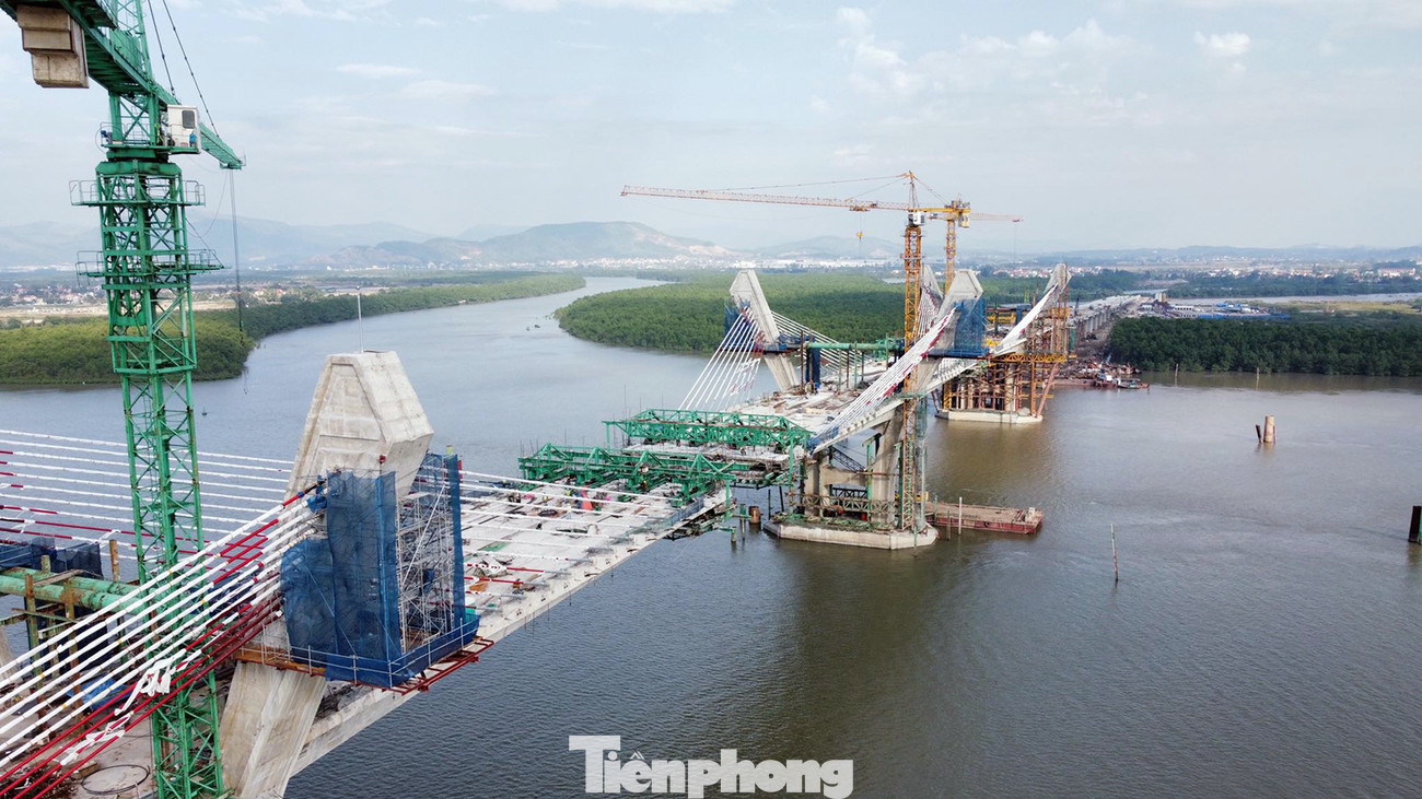 Dự án đầu tư xây dựng cầu Bến Rừng nối huyện Thủy Nguyên (TP Hải Phòng) với thị xã Quảng Yên (Quảng Ninh) được khởi công từ tháng 5/2022 với tổng vốn 1.940 tỷ đồng (hơn 1.100 tỷ đồng ngân sách Trung ương, hơn 835 tỷ đồng ngân sách địa phương). Dự án đầu tư xây dựng cầu Bến Rừng nối huyện Thủy Nguyên (TP Hải Phòng) với thị xã Quảng Yên (Quảng Ninh) được khởi công từ tháng 5/2022 với tổng vốn 1.940 tỷ đồng (hơn 1.100 tỷ đồng ngân sách Trung ương, hơn 835 tỷ đồng ngân sách địa phương).