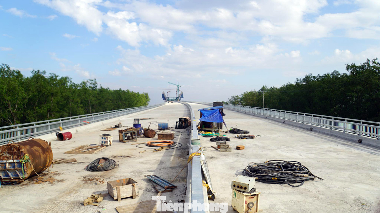 Dự án đầu tư xây cầu Bến Rừng vượt sông Đá Bạch có tổng chiều dài 1.865m, mặt cầu rộng 21,5m. Dự án đầu tư xây cầu Bến Rừng vượt sông Đá Bạch có tổng chiều dài 1.865m, mặt cầu rộng 21,5m.