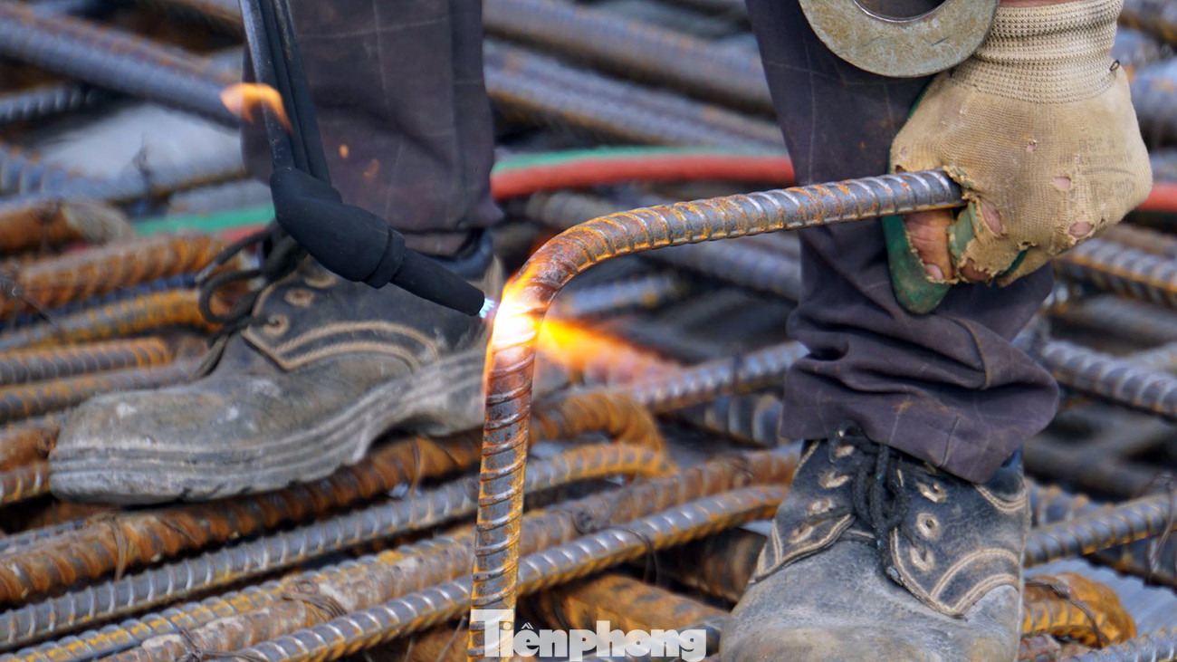 Công nhân gia cố cốt thép chuẩn bị đổ bê tông, hợp long các nhịp cầu còn lại. Công nhân gia cố cốt thép chuẩn bị đổ bê tông, hợp long các nhịp cầu còn lại.