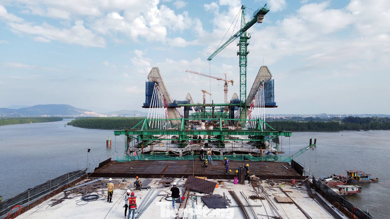 Theo Ban QLDA Đầu tư xây dựng công trình giao thông Hải Phòng, đến nay liên danh nhà thầu đã hoàn thành 380/380 cọc khoan nhồi, 35/39 mố trụ cầu. Hiện đang thi công hoàn thiện 4 trụ cầu còn lại, dầm cầu và căng cáp dây văng. Theo Ban QLDA Đầu tư xây dựng công trình giao thông Hải Phòng, đến nay liên danh nhà thầu đã hoàn thành 380/380 cọc khoan nhồi, 35/39 mố trụ cầu. Hiện đang thi công hoàn thiện 4 trụ cầu còn lại, dầm cầu và căng cáp dây văng.