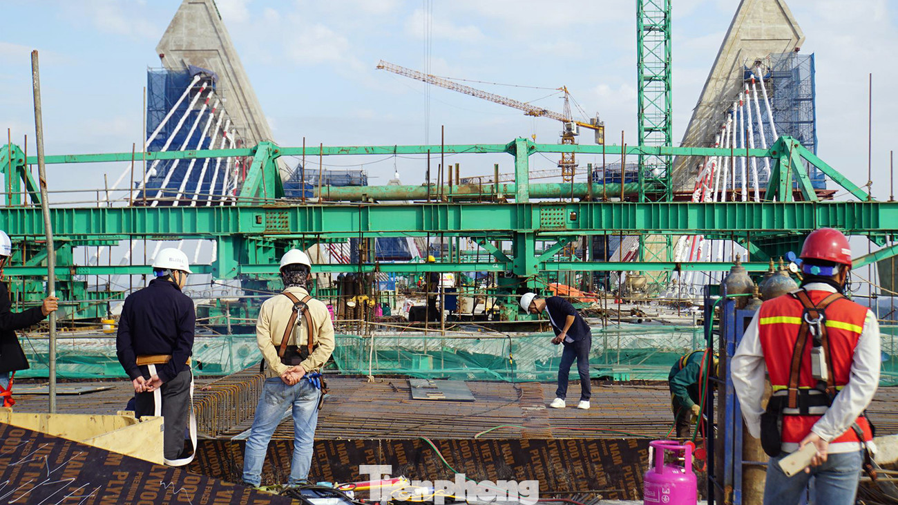 Theo ghi nhận của PV Tiền Phong, ngày đầu năm mới 1/1/2024, liên danh nhà thầu huy động khoảng 300 công nhân, kỹ sư, chuyên gia tổ chức thi công gấp rút nhằm sớm hoàn thiện các hạng mục còn lại. Theo ghi nhận của PV Tiền Phong, ngày đầu năm mới 1/1/2024, liên danh nhà thầu huy động khoảng 300 công nhân, kỹ sư, chuyên gia tổ chức thi công gấp rút nhằm sớm hoàn thiện các hạng mục còn lại.