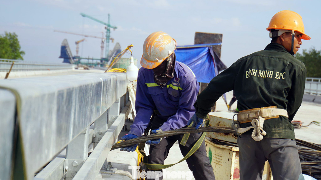 Song song với đó, công nhân cũng được huy động tập trung hoàn thiện lan can, dải phân cách, đường dẫn hai bên cầu đảm bảo tiến độ thông xe kỹ thuật vào cuối tháng 4/2024. Song song với đó, công nhân cũng được huy động tập trung hoàn thiện lan can, dải phân cách, đường dẫn hai bên cầu đảm bảo tiến độ thông xe kỹ thuật vào cuối tháng 4/2024.