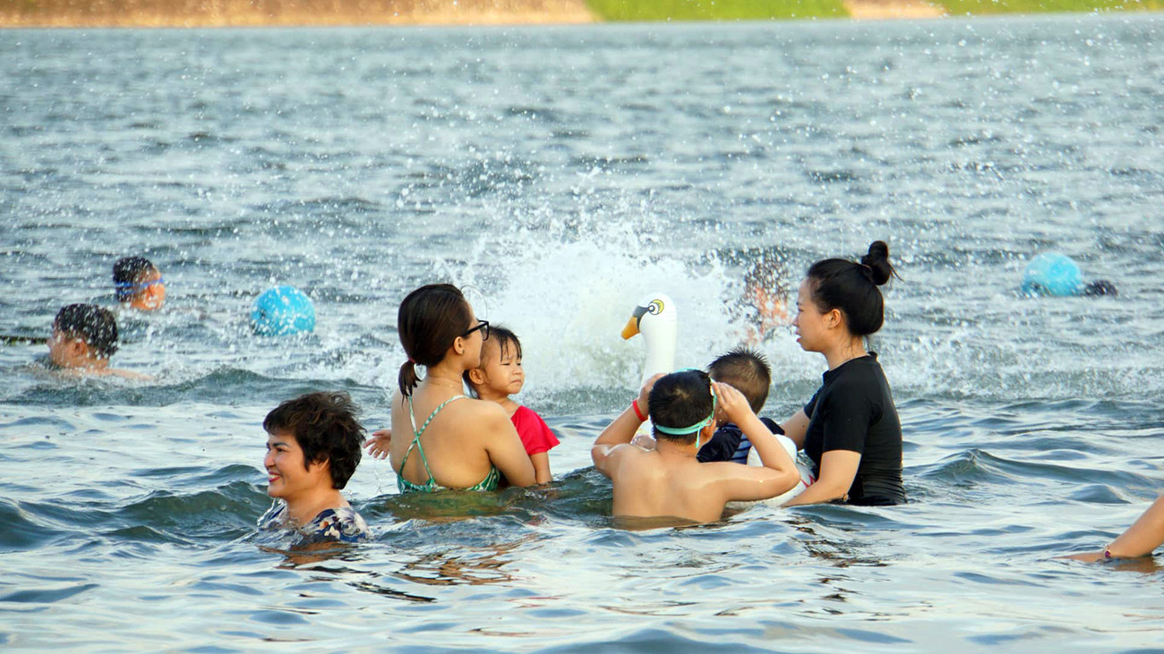 Bãi tắm nhân tạo miễn phí có độ sâu vừa phải, du khách chỉ được tắm trong khu vực được cắm phao (sâu 1,5m). Bãi tắm nhân tạo miễn phí có độ sâu vừa phải, du khách chỉ được tắm trong khu vực được cắm phao (sâu 1,5m).