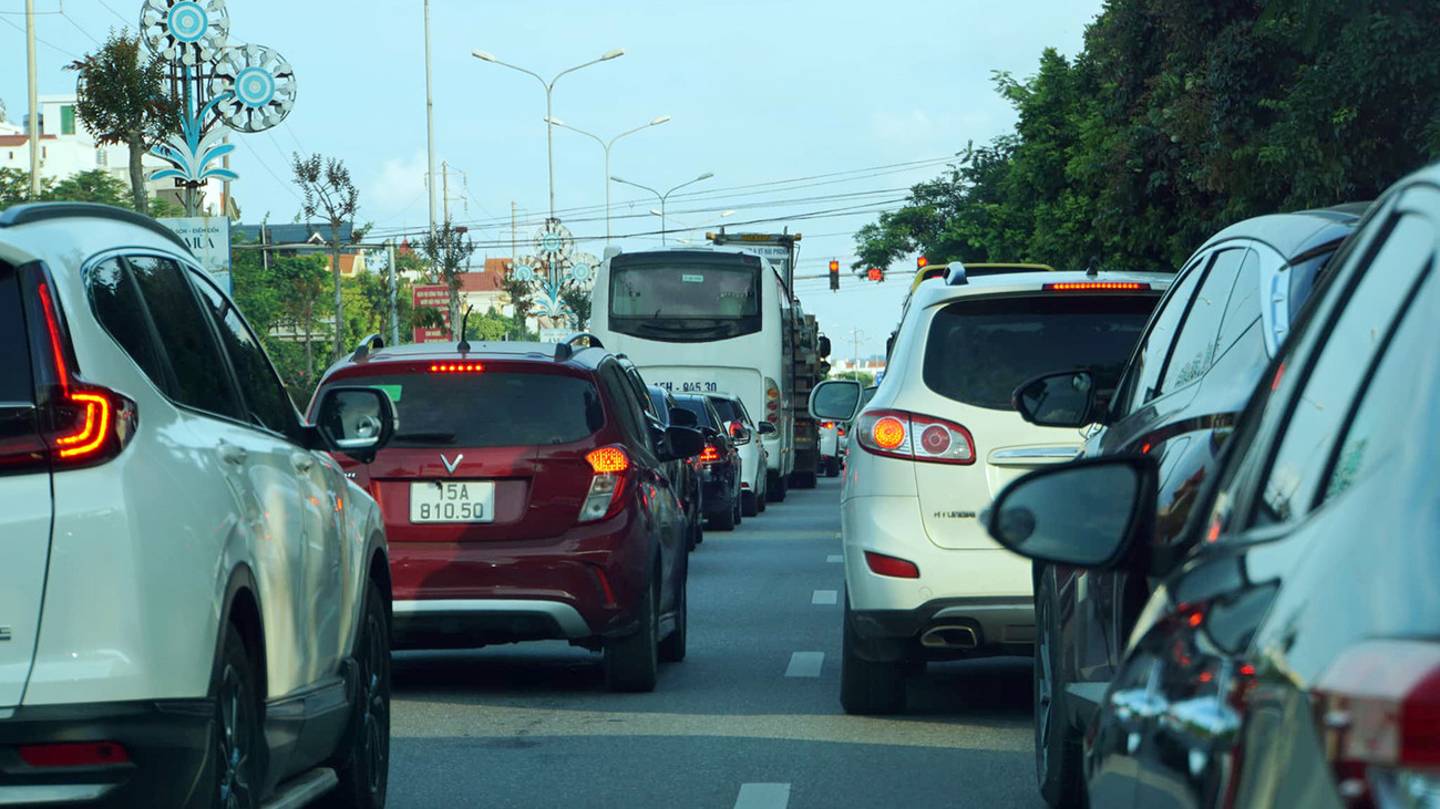 Dù đường ra Đồ Sơn (đoạn từ cao tốc Hà Nội - Hải Phòng xuống bán đảo Đồ Sơn dài 15km) không xảy ra tình trạng ùn tắc giao thông như những dịp nghỉ lễ 30/4-1/5 hay cuối tuần mùa hè. Tuy nhiên, tuyến đường này nhiều điểm xảy ra ùn ứ với lượng lớn phương tiện hướng ra biển. Thông tin từ quận Đồ Sơn (TP Hải Phòng), trong 2 ngày đầu kỳ nghỉ lễ 2/9, địa phương tiếp đón khoảng 100.000 lượt du khách tới vui chơi, tắm biển, sử dụng các dịch vụ ăn uống tại các bãi tắm, khu du lịch trên địa bàn. Dù đường ra Đồ Sơn (đoạn từ cao tốc Hà Nội - Hải Phòng xuống bán đảo Đồ Sơn dài 15km) không xảy ra tình trạng ùn tắc giao thông như những dịp nghỉ lễ 30/4-1/5 hay cuối tuần mùa hè. Tuy nhiên, tuyến đường này nhiều điểm xảy ra ùn ứ với lượng lớn phương tiện hướng ra biển. Thông tin từ quận Đồ Sơn (TP Hải Phòng), trong 2 ngày đầu kỳ nghỉ lễ 2/9, địa phương tiếp đón khoảng 100.000 lượt du khách tới vui chơi, tắm biển, sử dụng các dịch vụ ăn uống tại các bãi tắm, khu du lịch trên địa bàn.