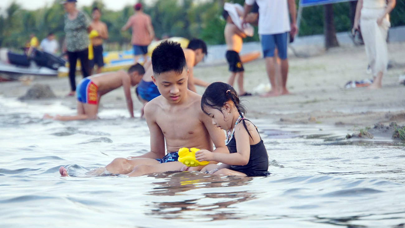 Nhiều em nhỏ được gia đình, người thân đưa ra biển Đồ Sơn vui chơi giải nhiệt dịp cao điểm du lịch cuối mùa hè 2024 trước khi bước vào năm học mới 2024-2025. Nhiều em nhỏ được gia đình, người thân đưa ra biển Đồ Sơn vui chơi giải nhiệt dịp cao điểm du lịch cuối mùa hè 2024 trước khi bước vào năm học mới 2024-2025.
