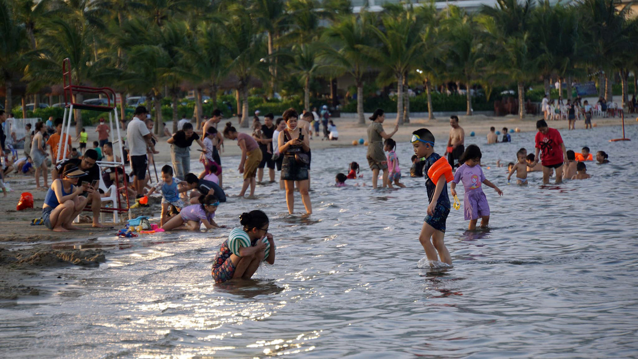 Bãi tắm nhân tạo miễn phí này được du khách và người dân đánh giá có bờ cát thoải, nước trong xanh nhưng sóng nhẹ hơn bãi tắm tự nhiên. Do đó, rất đông phụ nữ, trẻ em và người cao tuổi tới vui chơi, tắm mát. Bãi tắm nhân tạo miễn phí này được du khách và người dân đánh giá có bờ cát thoải, nước trong xanh nhưng sóng nhẹ hơn bãi tắm tự nhiên. Do đó, rất đông phụ nữ, trẻ em và người cao tuổi tới vui chơi, tắm mát.