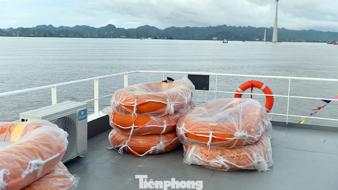 Phà mới cũng được trang bị đầy đủ phương tiện cứu sinh, trang thiết bị phòng cháy chữa cháy. Trong đó, có 16 phao tròn, 505 áo phao cá nhân, 50 phao trẻ em, 22 dụng cụ nổi cứu sinh (loại 12 người), 1 tấm bạt phủ để chữa cháy...