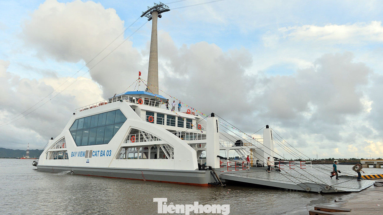 Trước đó, chiều 27/6, chiếc phà mới hiện đại đầu tiên mang số hiệu HP-6139 với tên Cát Bà 03 đã hoàn thành, được di chuyển từ nhà máy đóng phà, vào luồng, cập bến phà Đồng Bài (huyện Cát Hải, TP Hải Phòng). Chiếc phà này là 1 trong số 5 chiếc phà đang được đóng mới nhằm nâng cao năng lực vận tải khách du lịch ra Cát Bà.